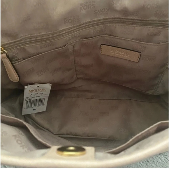 Michael Kors Jet Set Tote​​​​ - Picture 3 of 11